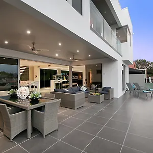  Holiday home Waterfront Splendour
