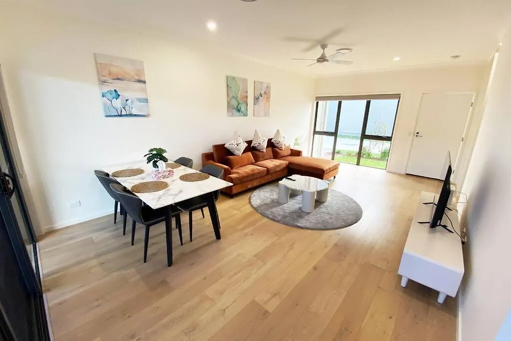 Stunning 2Story Villa Near Canal Gold Coast
