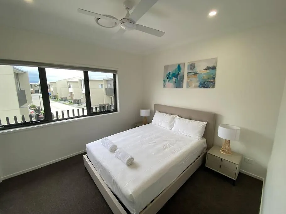 Stunning 2Story Villa Near Canal Gold Coast Holiday home